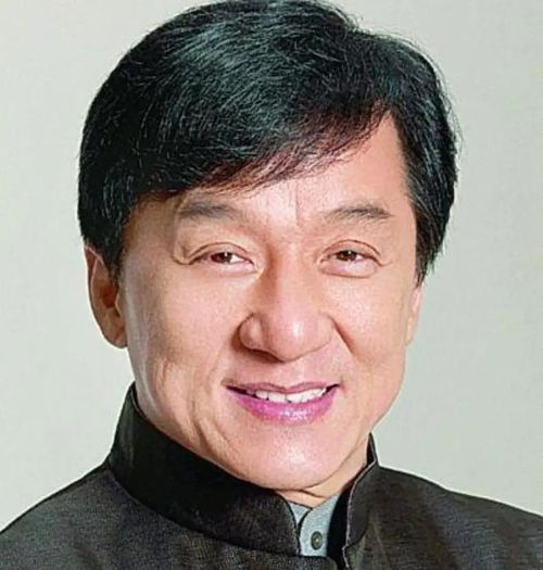 真泪崩呀70岁成龙满头白发和白胡须,李连杰生病老态龙钟