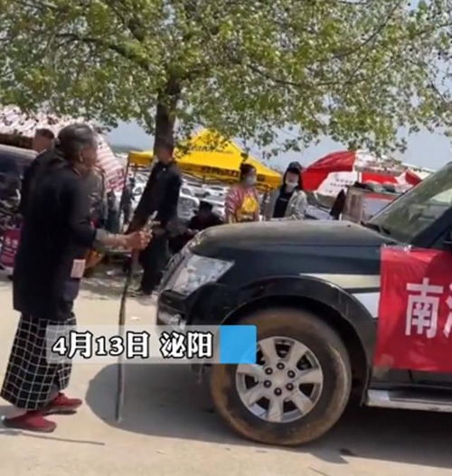 河南一拄拐老太拦车要钱,连警车也不放过,已成当地知名恶霸