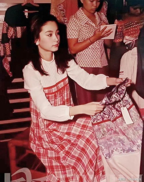 1977年和母亲去马来西亚旅游的林青霞