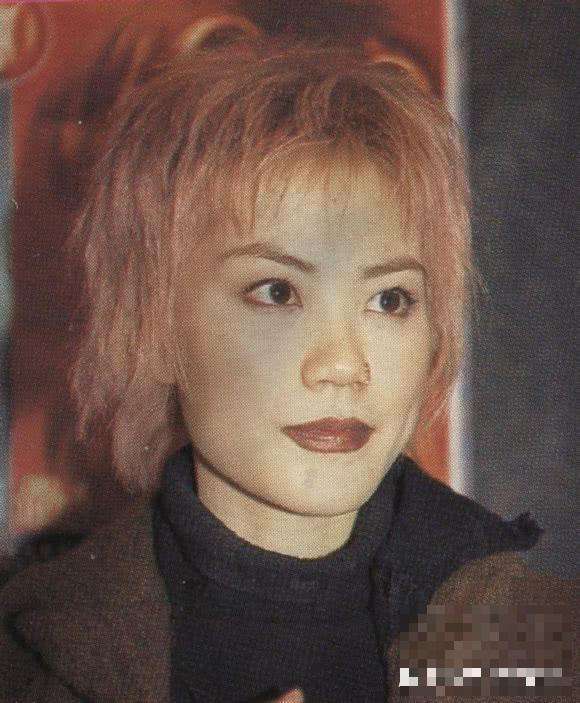 王菲给李嫣过生日,女儿却忙着和女生密友自拍,还用同款手机壳