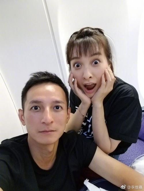 组图李维嘉吴昕航班延误自拍解闷两人表情搞怪五官很像