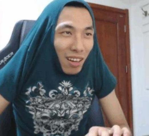 大旭餐馆吃饭很低调,身后小龙猫表情亮了网友大马猴二代