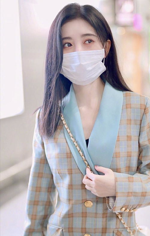 又招黑了4000年美女鞠婧祎戴超大口罩被骂