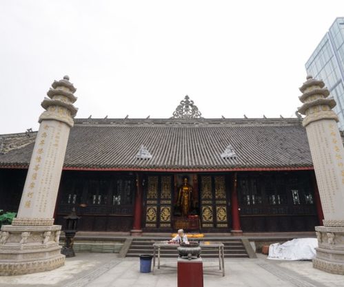 成都最会卖萌寺庙,佛殿前面摆放卡通人物,现成网红打卡胜地
