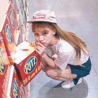 温柔90后女生头像红的像火,亮的像阳,美的像画