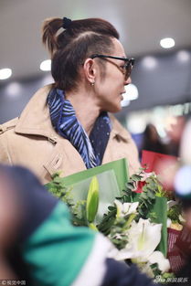 组图花美男汪东城扎小辫子获粉丝接机手里抱满花束人气高涨