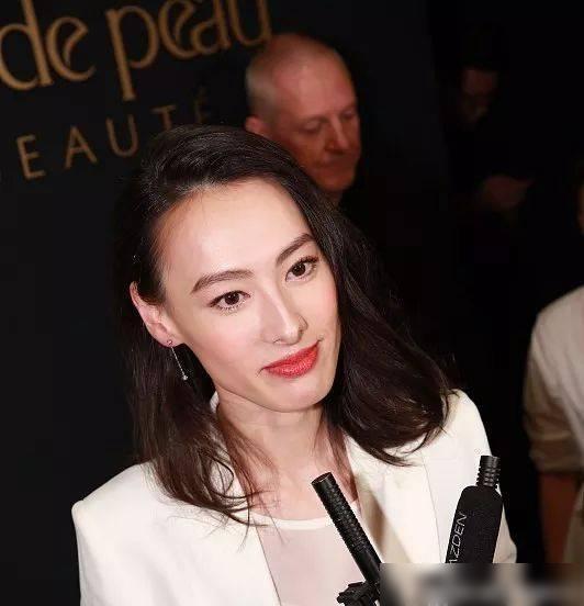 嫁不进豪门的梁洛施,30岁带3个儿子,上亿身家输了吗
