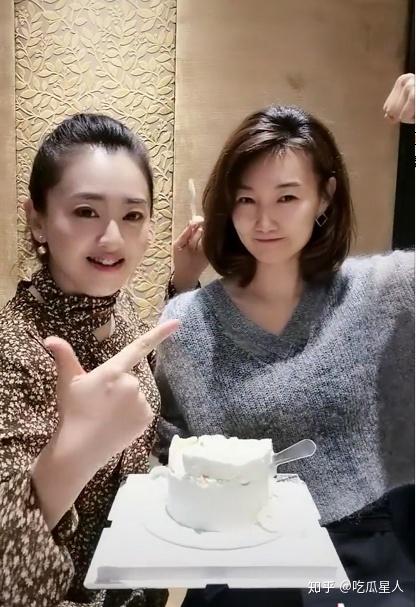 月亮姐姐为央视主持李梓萌征婚后者素颜表情搞怪,43岁仍单身