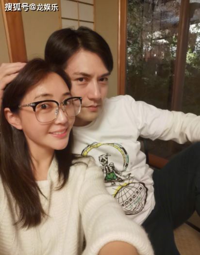 严屹宽杜若溪全家出游夫妻宠溺摸头超甜蜜