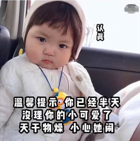 搞笑女学员模拟新规上车准备动作,其他学员都在旁边笑