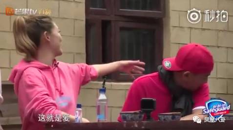 杨幂看张艺兴下跪表情亮了,明星吃瓜比撕x更有趣