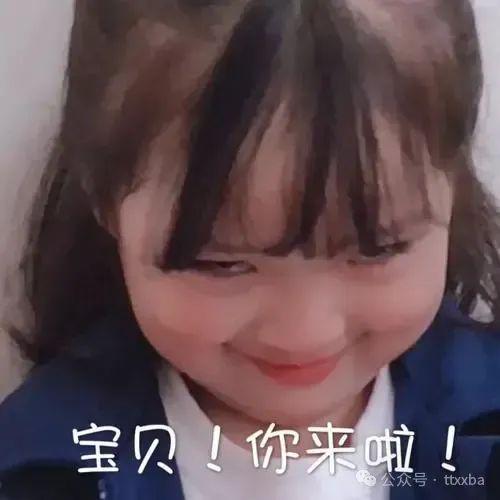 爆笑一同事文员小丽中午趴在办公桌睡着了,我们旁边几个男同事用手机看足球联赛,大伙儿齐喊