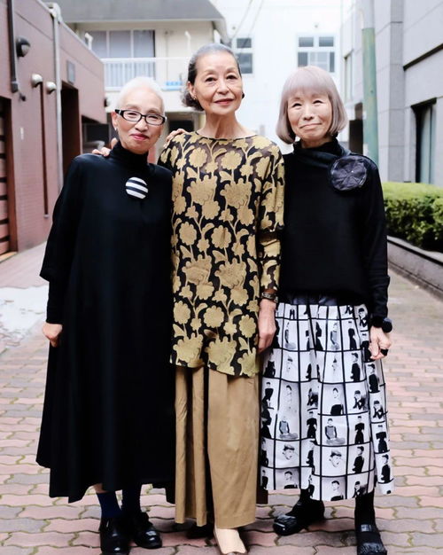 日本平均65岁的老年人,夏天不穿短裙不露大腿,却比小姑娘还时髦