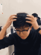 搞笑gif金毛这是受了多大的委屈,竟能做出这样的表情