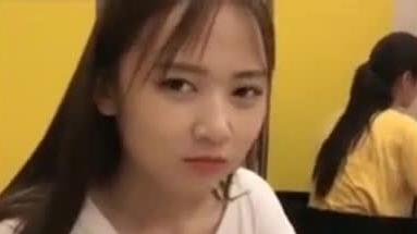 女友要吃烧鸡,我不给买,结果她就这幅表情