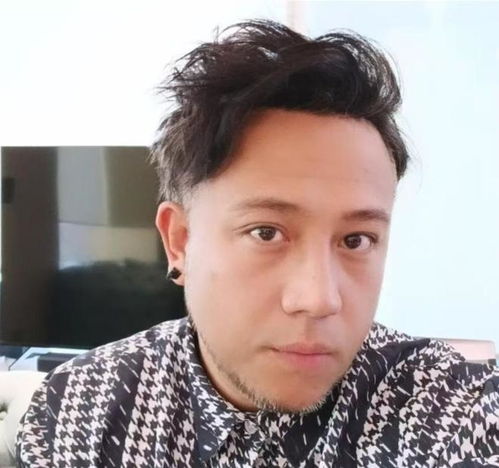 不闹离婚积极洗底张致恒罕晒一家六口照,四个儿子都遗传其颜值