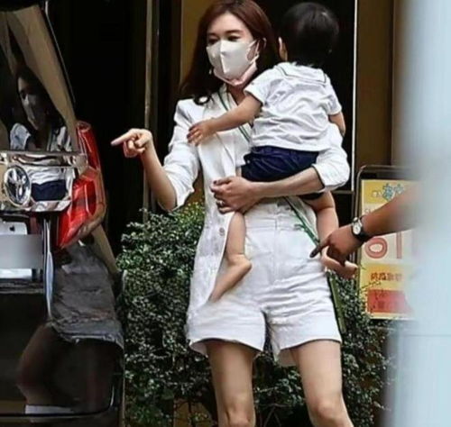 林志玲一家三口同框首曝光,1岁混血儿子帅气可爱,婆媳相处和睦