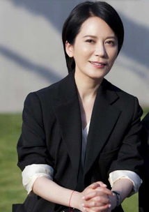 47岁冻龄女神俞飞鸿近照,短发干练有气质,网友我以为是王菲
