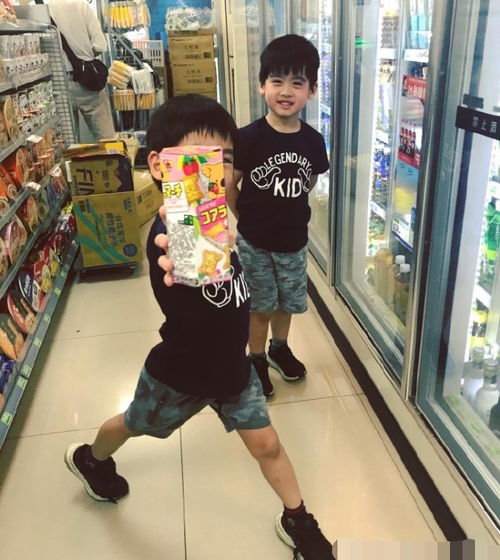 陈若仪带双子星逛超市,哥哥好动拍出表情包,弟弟安静甜笑超可爱