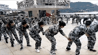 搞笑gif看小姐姐的表情,吓的一动不动