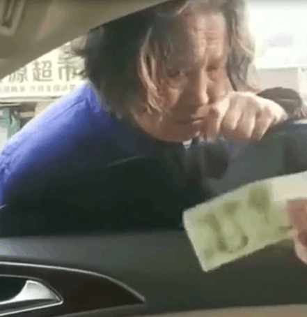 实拍这年头究竟是老人变坏了,还是坏人变老了
