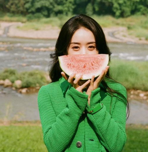 赵丽颖离婚后首次营业,晒夏日写真