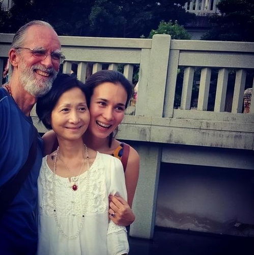 韩庚母亲节甜搂卢靖姗和妈妈,卢靖姗追忆亡母,晒与婆婆温馨同框