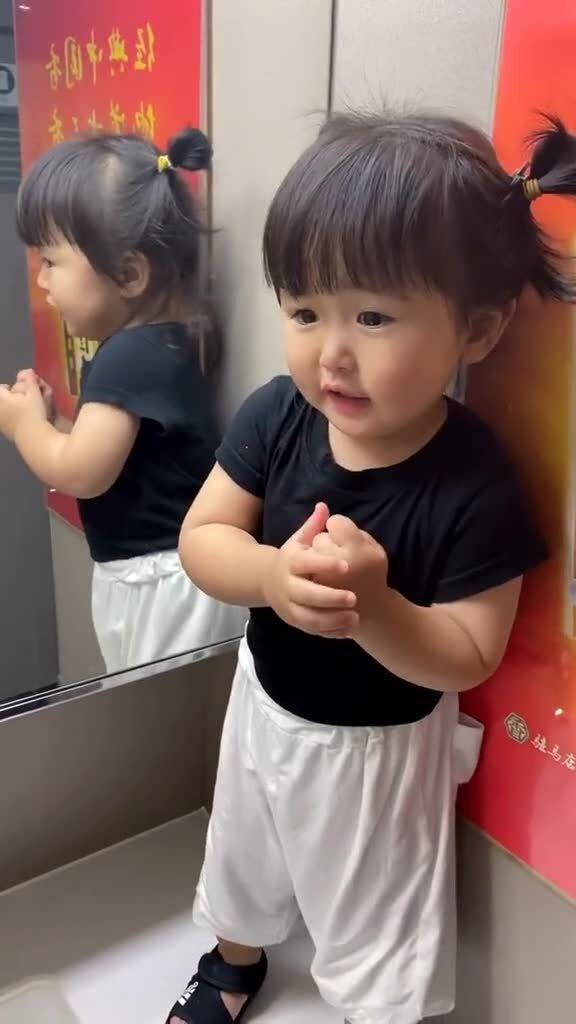 女儿对着镜子里的自己,开始吵架,表情太搞笑了