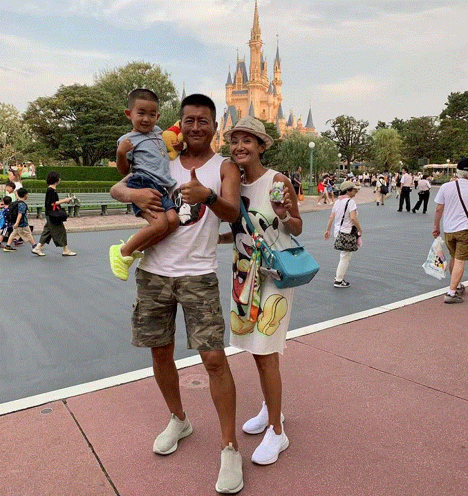 55岁高曙光1家3口近照,妻子皮肤黝黑气质佳,儿子帅气可爱