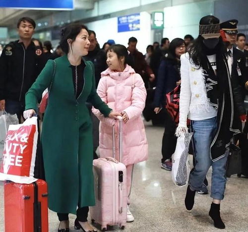 35岁刘亦菲和妈妈同框,64岁妈妈穿裙子年轻貌美,母女俩像姐妹