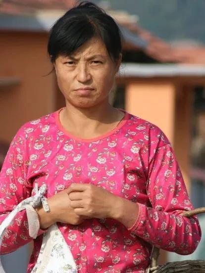 太惨了这个40岁的女人竟被视为生育工具