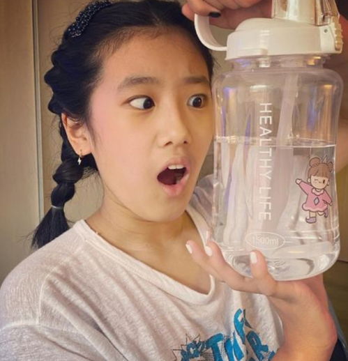 组图贾静雯晒全家合照温馨幸福与女儿同框搞怪似姐妹