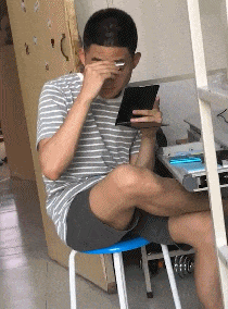 搞笑gif段子小姐姐,吃的啥东西,这表情可以生成一套表情包了