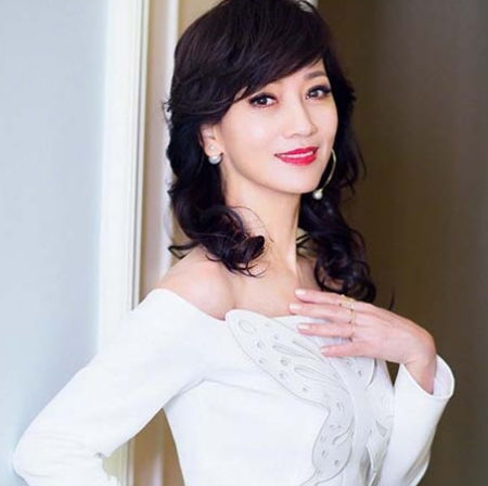 女人50岁别打扮太素,偷偷加上这些配饰,拥有贵妇气场