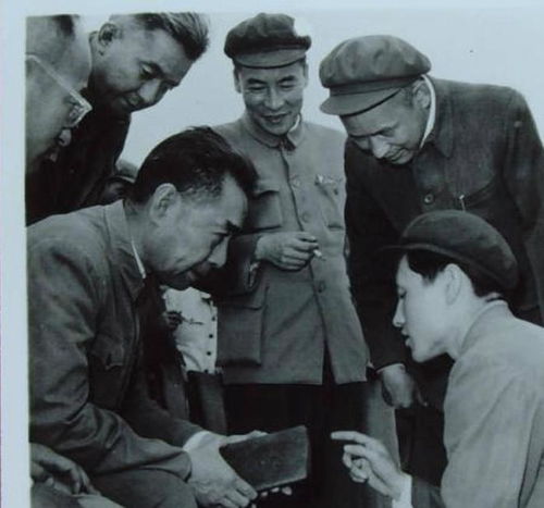 老照片上世纪七十年代大庆油田,工人们热火朝天抓生产