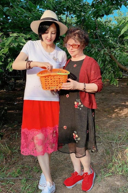 51岁陶红与妈妈同框,白t恤搭配红裙子很减龄,这皮肤质感绝了