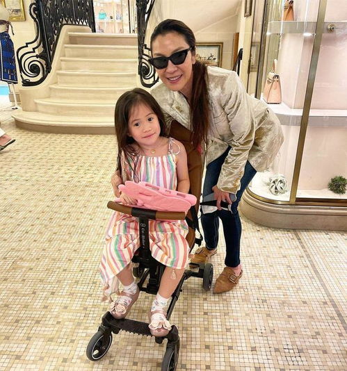 杨紫琼74岁未婚夫突然老好多脸上长老年斑,她打扮成熟却像女儿