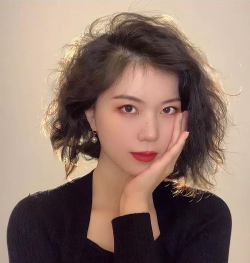 女人一过35岁,发型就选烫卷卷,洋气时尚很美满