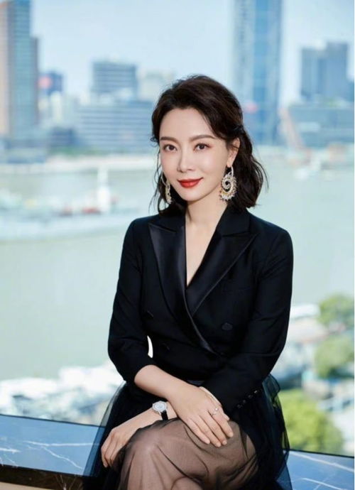 四五十岁的女人,夏天少穿t恤短裤,学陈数这样穿,美得很高级