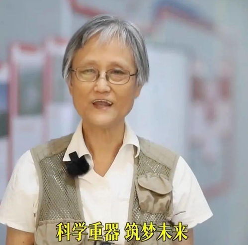 72岁硬核姥姥,靠教物理,吸粉百万背景不简单