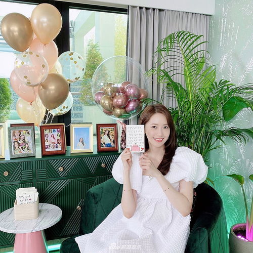 组图少女时代林允儿生日晒自拍与狗狗同款贴纸超可爱