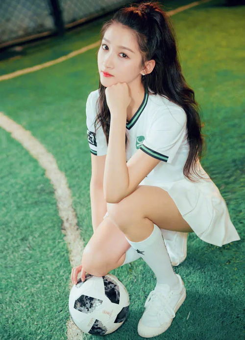 陪女儿关晓彤去时装秀,二人合影似情侣,但关少曾手放的位置亮了
