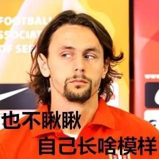 女子闯红灯被罚,突然脱掉上衣