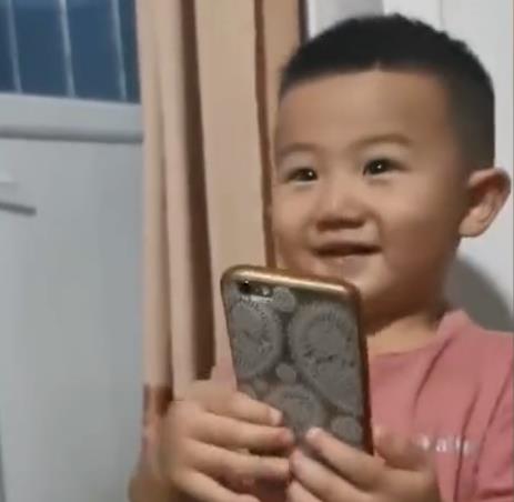 get到精髓吉林萌娃模仿老花眼的姥姥看手机,小表情引网友爆笑
