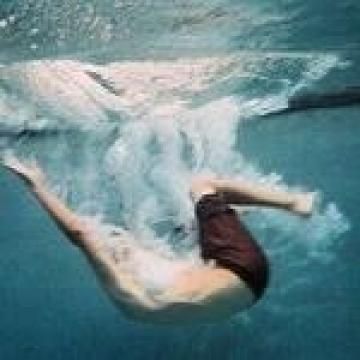 一个人海边头像男生孤单背影阳光穿透泛白的记忆