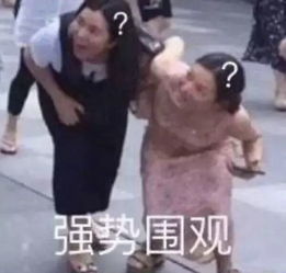 青岛一水泥罐车轮胎爆燃,眼看要吞噬油箱有人扛着大桶水冲了过去等等,勇士你好面熟啊