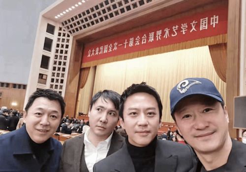 黄晓明晒照庆祝文代会闭幕,被选为委员会委员,感慨像回到学生时代