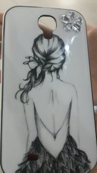 求一张图片女孩穿的礼服下面是羽毛背影漏的后背黑白风格的动漫图片