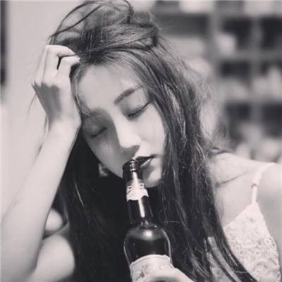 黑白女生头像伤感高清,连伤心的样子都这样的美丽