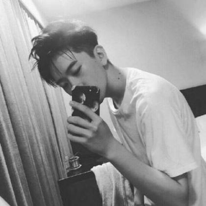 黑白动漫冷酷男生头像